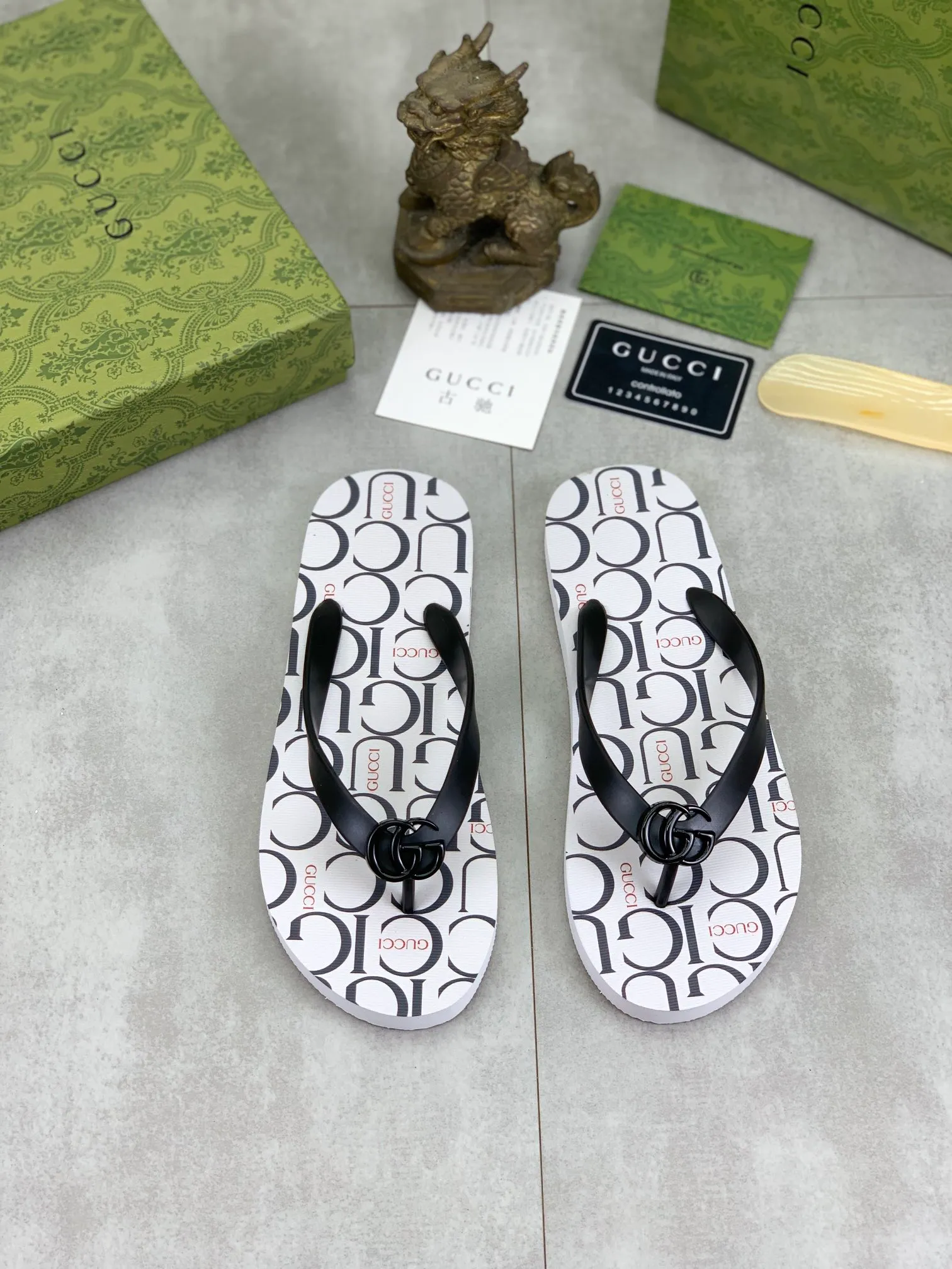 Men's men's shoes 💰P220💰【New style】🆘【GUCCI】Official website's popular Gucci adult couple 🧑‍🤝‍🧑 style, children's flip-flops are on sale at the counter simultaneously! Original fabric imported from Italy. Original bottom provided by the original factory. Size: Adult 36-45. Children’s size: 30-37. Multiple colors available.